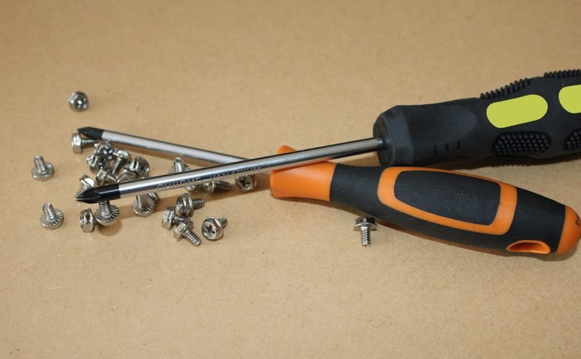 Co jednak zrobić gdy lodówka przestanie schładzać, a z pralki zaczyna wypływać woda?